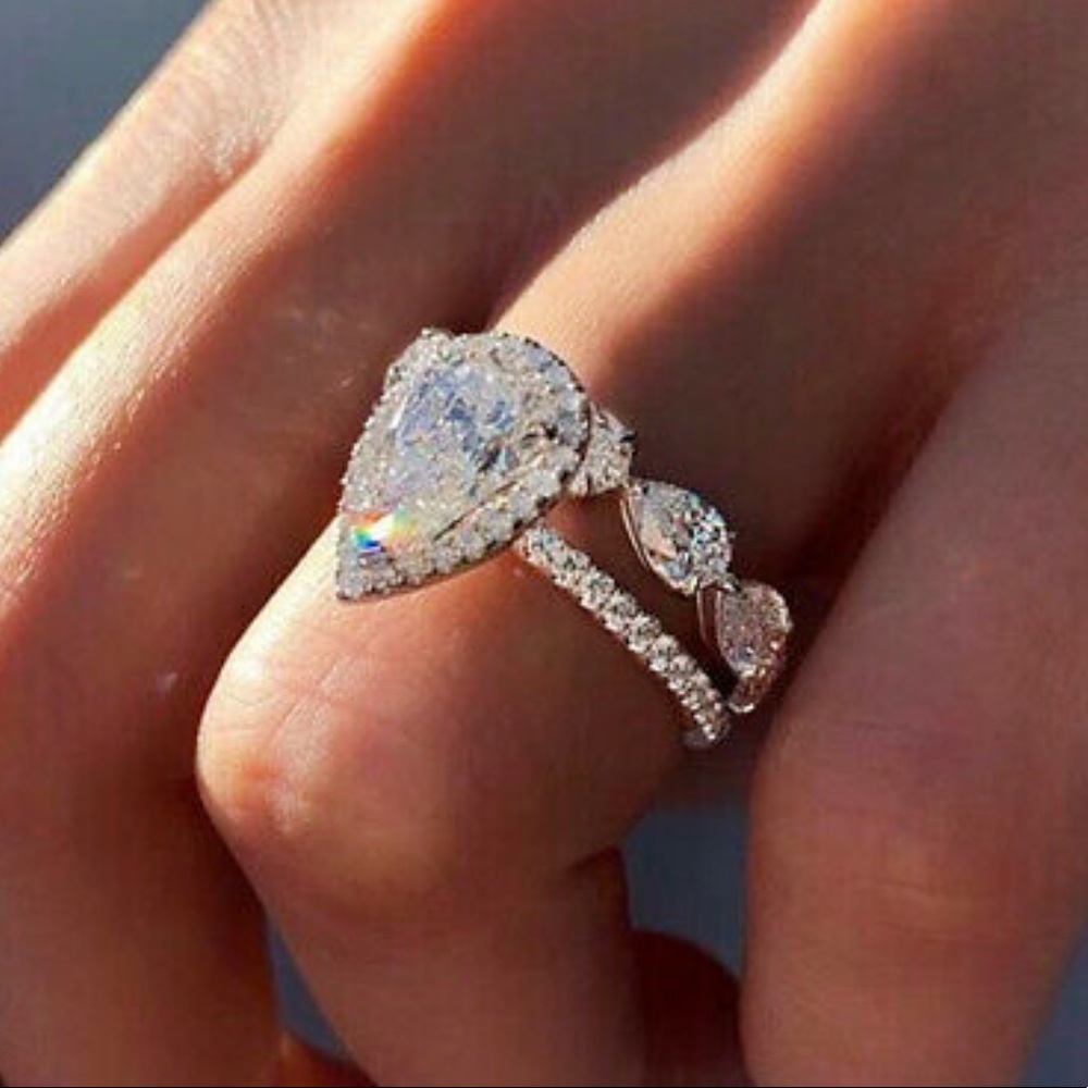 Pear shape 2 pc women’s engagement rings